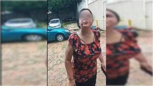 [VIDEO] “¡Maleducada!” Así escupió a la poli la madre de la "asistente fiscal" retenida