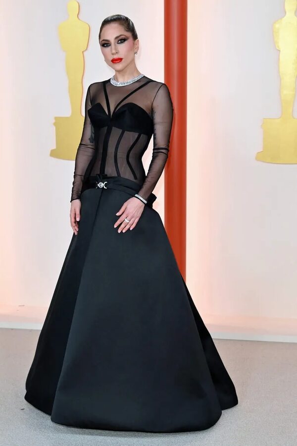 Lady Gaga, de Versace a vaqueros rotos y deportivas en los Óscar - Mundo - ABC Color