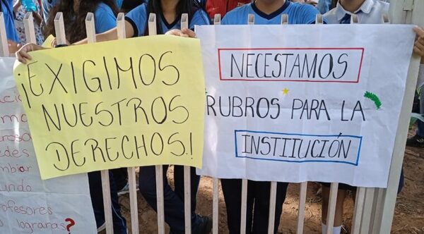 Caraguatay: Alumnos quieren estudiar y toman colegio ante falta de respuestas - Radio Imperio