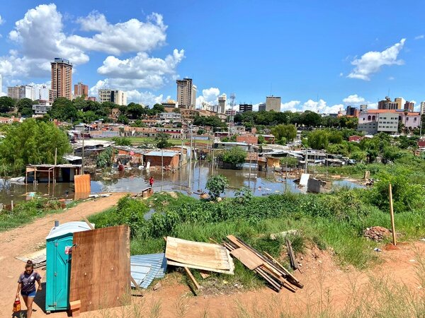 Diario HOY | Inusual crecida del río obliga a familias a abandonar sus casas y buscar refugio