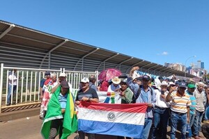 Sigue lucha de exobreros de Itaipu por cobro de beneficios laborales - La Clave