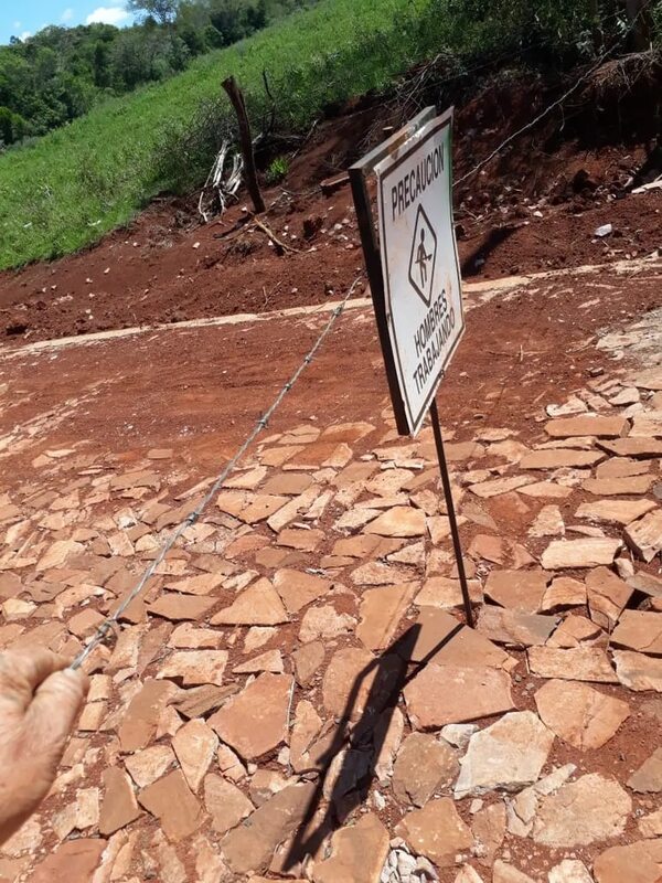 Jóvenes resultaron con lesiones tras chocar con alambres de púa que usaban para señalar obras municipales - Nacionales - ABC Color