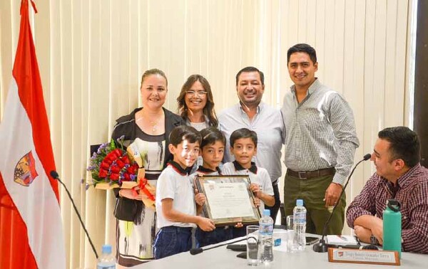 Entregan reconocimiento a trillizos que triunfaron en competencia de robótica – Prensa 5