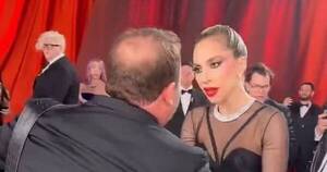 La Nación / Lady Gaga emocionó a todos al ayudar a fotógrafo que cayó durante los Óscar