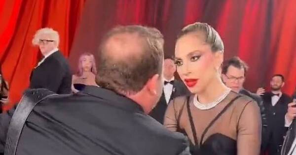 La Nación / Lady Gaga emocionó a todos al ayudar a fotógrafo que cayó durante los Óscar