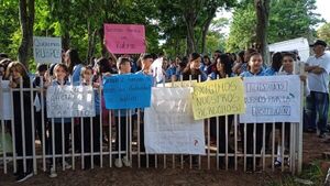 Estudiantes toman colegio en reclamo de rubros docentes