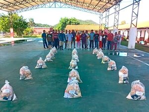 Docente entrega kits de alimentos a agricultores en Fuerte Olimpo - Noticias del Chaco - ABC Color