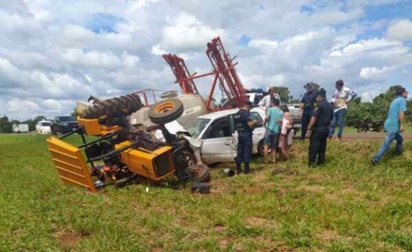 Violento choque entre un camión deja tres lesionados