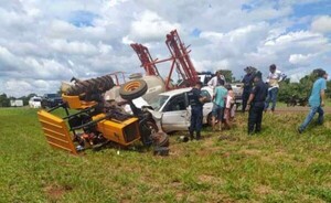 Violento choque entre un tractor y un auto deja tres lesionados