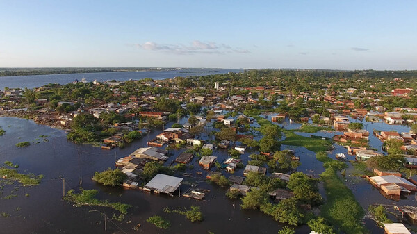 Crecida del Río Paraguay obliga a familiar rivereñas a buscar refugio en zonas altas