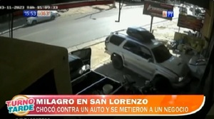 Camioneta se incrusta en comercio y hombre logra salvarse
