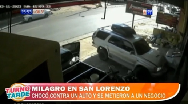Camioneta se incrusta en comercio y hombre logra salvarse