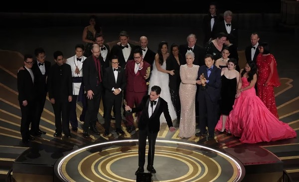 “Todo en todas partes al mismo tiempo” arrasó en los Premios Oscar - Unicanal