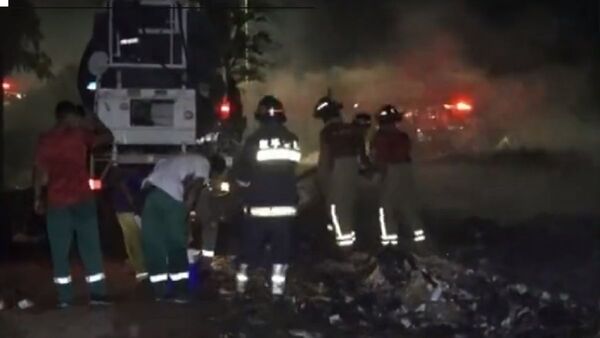 Quema de basura ocasiona incendio en Costanera Norte