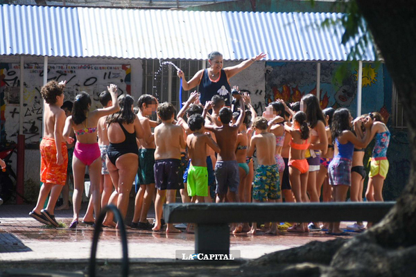 Diario HOY | Alumnos en traje de baño para combatir ola de calor en Argentina