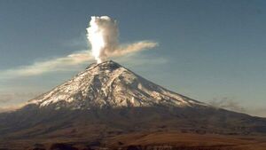 Las nubes de gases del volcán Cotopaxi se elevan hasta 500 metros