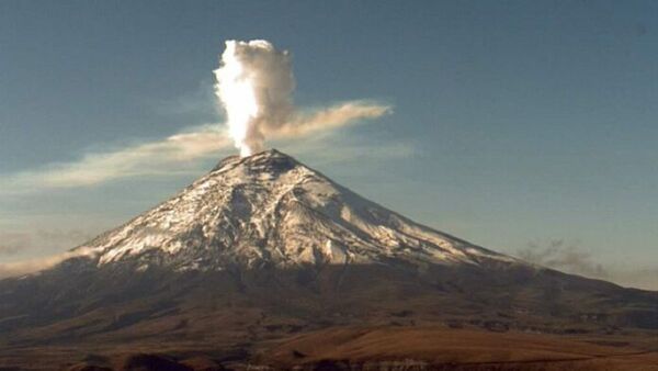 Las nubes de gases del volcán Cotopaxi se elevan hasta 500 metros