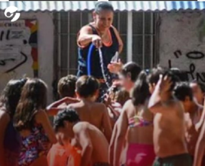 Profe “manguereó” a alumnitos para sofocar el calor