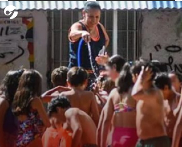 Profe “manguereó” a alumnitos para sofocar el calor