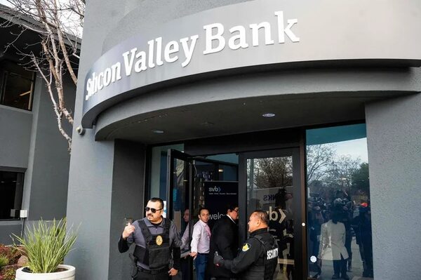 Perciben riesgo sobre valor del dólar ante quiebra de dos bancos americanos - Economía - ABC Color