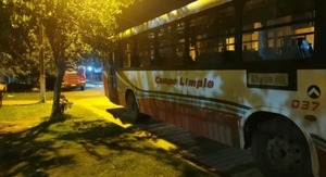 Diario HOY | Pasajera cayó de un bus sobre la Transchaco