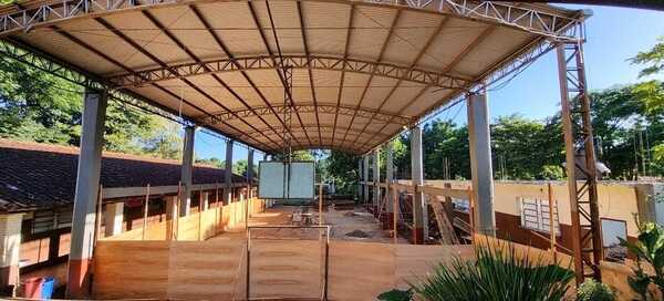Alumnos pintan tejas para costear reparación de la pista de su escuela - La Clave