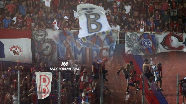 [VIDEO] La cargada de los hinchas de Cerro a Luqueño: "El que no salta...."
