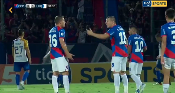 Versus / El picante cruce entre Braian Samudio y Robert Piris Da Motta en pleno partido