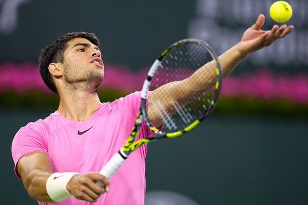 Alcaraz y Swiatek avanzan en Indian Wells