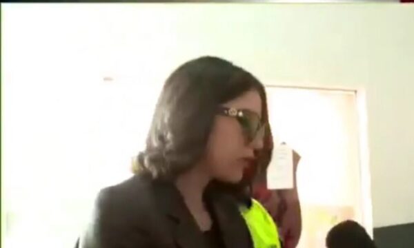 Se entregó “fiscalita” que paseaba con camioneta robada