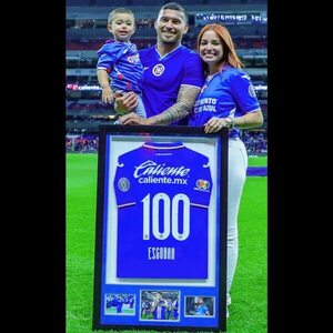 El futbolista Juan Escobar llegó a los 100 partidos con el Cruz Azul y fue elogiado por su esposa: “Sos increíble” - Gente - ABC Color
