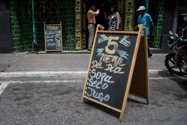 El uso del bolívar crece en la Venezuela dolarizada de facto - MarketData
