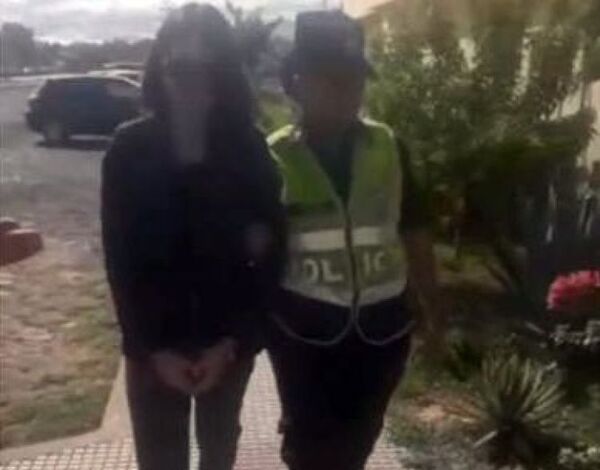 Se entregó auxiliar fiscal, la llevaron esposada a una comisaría de mujeres