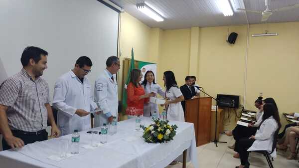 Residentes celebran graduación de Especialidades Médicas 2023