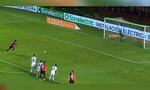 “Conejo” Benítez se ganó el enojo de los hinchas de Colón por un blooper