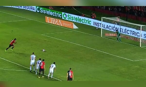 “Conejo” Benítez se ganó el enojo de los hinchas de Colón por un blooper