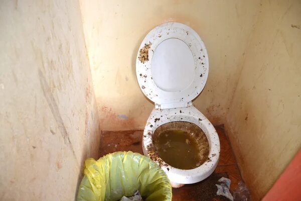 Baños del Hospital de San Juan Nepomuceno, llenos de inmundicias - Nacionales - ABC Color