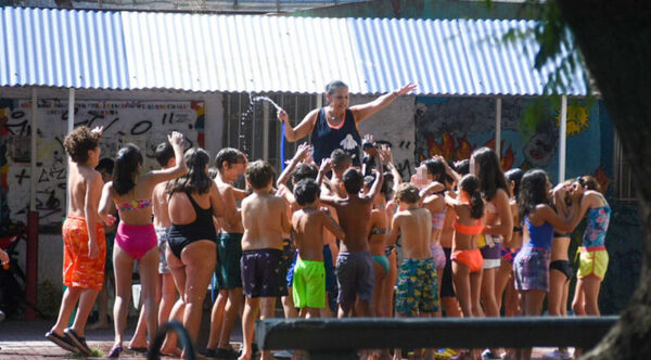 Argentina: Alumnos acuden a clases con traje de baño por la ola de calor