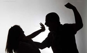 Fiscalía pidió la rebeldía de hombre que golpeó a su pareja