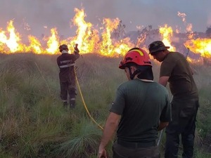 Policías brasileños disparan contra bomberos en un incendio en Hernandarias