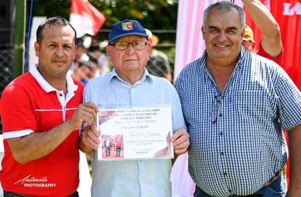 Homenajearon a laureado dirigente durante inauguración de la Liga de Garay •