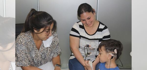 La voz de dos madres luego del implante coclear que cambió la vida de sus hijos - Revista PLUS