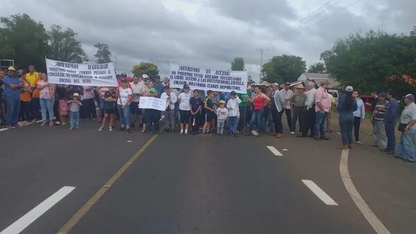 Cierran ruta PY02 para exigir acceso a una comunidad - Nacionales - ABC Color