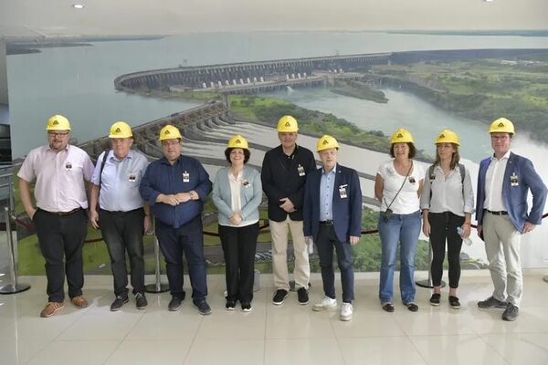 Parlamentarios alemanes recorrieron la central de Itaipú - Economía - ABC Color