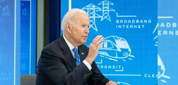 Joe Biden aprueba un polémico proyecto de extracción de petróleo en Alaska - Revista PLUS