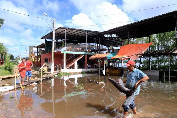 Comedores de Remanso: hacen el “agua-nte” y siguen atendiendo pese a subida del río