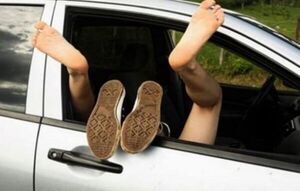 Policía pilló a una parejita teniendo sexo en el auto y los detuvo