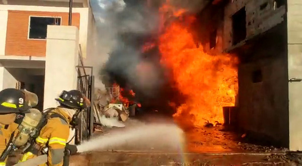 Villa Elisa: reportan incendio en depósito clandestino de combustible - trece