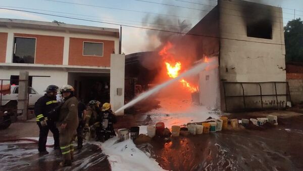 Voraz incendio consume depósito de combustible en Villa Elisa