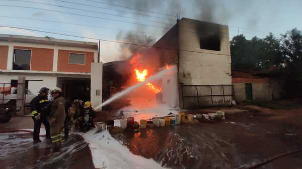 Diario HOY | Incontrolable incendio en depósito de combustible en Villa Elisa